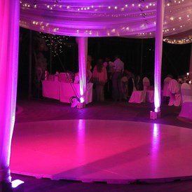 Hochzeitsband: Ambiente-Licht-Addon in der Arche Moorhof 2021 - Rusty Karaoke & Music Entertainment Premium Hochzeits-DJ für Ihren schönsten Tag