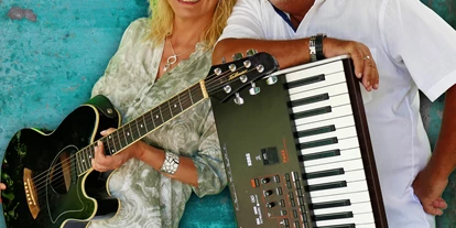 Hochzeitsmusik - Niederösterreich - Mit unserer DUO-Formation bieten wir Klasse statt Masse – Speziell auf kleineren Events oder Veranstaltungen mit geringem Platzangebot für die Band erlebt ihr stimmungsvolle Live-Performance und satten Partysound, wo wir aus unserem umfangreichen Repertoire den richtigen Mix für euch zaubern.
Wir bieten mit erlesenen Hits aus den letzten 5 Jahrzehnten bis hin zu aktuellen Charts eine stilvolle Performance, die selbst anspruchsvolle Gäste in dauerhafte Begeisterung versetzt. Zwei leidenschaftliche Vollblutmusiker zünden das musikalische Feuerwerk ganz nach euren Wünschen. Selbstverständlich haben wir als Allround-Partyband auch ausgewählte Schlager- und Volksmusik-Hits im explosiven Stimmungsprogramm.
Auch bei Trauungen in der Kirche oder am Standesamt, Taufen oder sonstigen festlichen Familienanlässen die einer besonderen Untermalung bedürfen, bieten wir ein angenehmes, musikalisches Erlebnis auf höchstem Niveau. Gerne arrangieren wir dafür auch eure gewünschten Songs. - MIKESCREW ★ Partyband