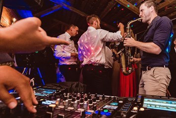 Hochzeitsband: DJ+ Saxophon, Eröffnung Tanzfläche - Sax & the DJ // Saxophonist und Party-DJ