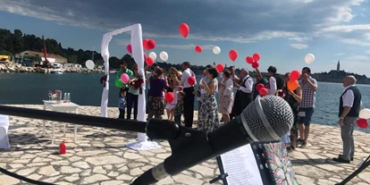 Hochzeitsmusik - Besetzung (mögl. Instrumente): weibliche Hauptstimme - Linz (Oberösterreich) - Heiße Partystimmung auf Hochzeit, Maturaball, Firmenfest und Event gewünscht?
Nimm 2 sorgt als Partyband auf Hochzeiten, Maturabälle, Firmenfeiern und Events für ausgelassen Stimmung.
Als Stimmungsmacher gilt die Partymusik auf Bälle, Gschnas, Faschingsparty, Open Airs und Weihnachtsfeiern.
Ihr bekommt von den MusikerInnen keine fertigen Playlists, weil jede Veranstaltung unterschiedlich und individuell ist!
Denn die gespielten Songs wählen wir als oberösterreichische Musikband  spontan aus.
Damit stellen wir uns auf unser Publikum möglichst perfekt ein.
Stimmungsgeladene Hits bringen die Tanzfläche zum Wackeln.
Das Lebensgefühl der 70er und 80er, 90er wird mit Leben erweckt.
Legendäre Discoknaller, packende Beats und Rockiges ertönt aus der Professionellen Anlage.
Musikwünsche gerne angenommen.
Unser Spaß an der Musik überträgt sich schnell auf das Publikum.
Denn das Erfolgskonzept als OÖ Partyband ist richtig gute Musik, Entertainment und beste Partylaune!
Das Duo hat eine langjährige Bühnenerfahrung, professionelle Performance und bestes Ton- und Lichtequipment.
Somit ist grandiose Stimmung auf jeder Party garantiert. - Nimm 2