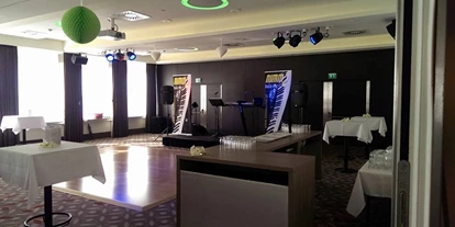 Hochzeitsmusik - Besetzung (mögl. Instrumente): weibliche Hauptstimme - Linz (Oberösterreich) - Heiße Partystimmung auf Hochzeit, Maturaball, Firmenfest und Event gewünscht?
Nimm 2 sorgt als Partyband auf Hochzeiten, Maturabälle, Firmenfeiern und Events für ausgelassen Stimmung.
Als Stimmungsmacher gilt die Partymusik auf Bälle, Gschnas, Faschingsparty, Open Airs und Weihnachtsfeiern.
Ihr bekommt von den MusikerInnen keine fertigen Playlists, weil jede Veranstaltung unterschiedlich und individuell ist!
Denn die gespielten Songs wählen wir als oberösterreichische Musikband  spontan aus.
Damit stellen wir uns auf unser Publikum möglichst perfekt ein.
Stimmungsgeladene Hits bringen die Tanzfläche zum Wackeln.
Das Lebensgefühl der 70er und 80er, 90er wird mit Leben erweckt.
Legendäre Discoknaller, packende Beats und Rockiges ertönt aus der Professionellen Anlage.
Musikwünsche gerne angenommen.
Unser Spaß an der Musik überträgt sich schnell auf das Publikum.
Denn das Erfolgskonzept als OÖ Partyband ist richtig gute Musik, Entertainment und beste Partylaune!
Das Duo hat eine langjährige Bühnenerfahrung, professionelle Performance und bestes Ton- und Lichtequipment.
Somit ist grandiose Stimmung auf jeder Party garantiert. - Nimm 2