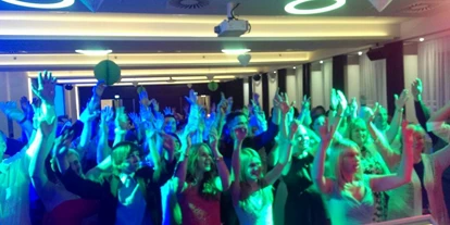Hochzeitsmusik - Besetzung (mögl. Instrumente): weibliche Hauptstimme - Linz (Oberösterreich) - Heiße Partystimmung auf Hochzeit, Maturaball, Firmenfest und Event gewünscht?
Nimm 2 sorgt als Partyband auf Hochzeiten, Maturabälle, Firmenfeiern und Events für ausgelassen Stimmung.
Als Stimmungsmacher gilt die Partymusik auf Bälle, Gschnas, Faschingsparty, Open Airs und Weihnachtsfeiern.
Ihr bekommt von den MusikerInnen keine fertigen Playlists, weil jede Veranstaltung unterschiedlich und individuell ist!
Denn die gespielten Songs wählen wir als oberösterreichische Musikband  spontan aus.
Damit stellen wir uns auf unser Publikum möglichst perfekt ein.
Stimmungsgeladene Hits bringen die Tanzfläche zum Wackeln.
Das Lebensgefühl der 70er und 80er, 90er wird mit Leben erweckt.
Legendäre Discoknaller, packende Beats und Rockiges ertönt aus der Professionellen Anlage.
Musikwünsche gerne angenommen.
Unser Spaß an der Musik überträgt sich schnell auf das Publikum.
Denn das Erfolgskonzept als OÖ Partyband ist richtig gute Musik, Entertainment und beste Partylaune!
Das Duo hat eine langjährige Bühnenerfahrung, professionelle Performance und bestes Ton- und Lichtequipment.
Somit ist grandiose Stimmung auf jeder Party garantiert. - Nimm 2