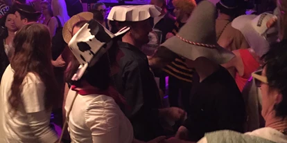 Hochzeitsmusik - Besetzung (mögl. Instrumente): weibliche Hauptstimme - Linz (Oberösterreich) - Heiße Partystimmung auf Hochzeit, Maturaball, Firmenfest und Event gewünscht?
Nimm 2 sorgt als Partyband auf Hochzeiten, Maturabälle, Firmenfeiern und Events für ausgelassen Stimmung.
Als Stimmungsmacher gilt die Partymusik auf Bälle, Gschnas, Faschingsparty, Open Airs und Weihnachtsfeiern.
Ihr bekommt von den MusikerInnen keine fertigen Playlists, weil jede Veranstaltung unterschiedlich und individuell ist!
Denn die gespielten Songs wählen wir als oberösterreichische Musikband  spontan aus.
Damit stellen wir uns auf unser Publikum möglichst perfekt ein.
Stimmungsgeladene Hits bringen die Tanzfläche zum Wackeln.
Das Lebensgefühl der 70er und 80er, 90er wird mit Leben erweckt.
Legendäre Discoknaller, packende Beats und Rockiges ertönt aus der Professionellen Anlage.
Musikwünsche gerne angenommen.
Unser Spaß an der Musik überträgt sich schnell auf das Publikum.
Denn das Erfolgskonzept als OÖ Partyband ist richtig gute Musik, Entertainment und beste Partylaune!
Das Duo hat eine langjährige Bühnenerfahrung, professionelle Performance und bestes Ton- und Lichtequipment.
Somit ist grandiose Stimmung auf jeder Party garantiert. - Nimm 2