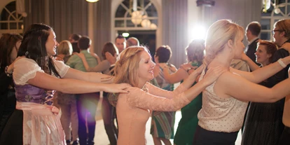 Hochzeitsmusik - Besetzung (mögl. Instrumente): weibliche Hauptstimme - Linz (Oberösterreich) - Heiße Partystimmung auf Hochzeit, Maturaball, Firmenfest und Event gewünscht?
Nimm 2 sorgt als Partyband auf Hochzeiten, Maturabälle, Firmenfeiern und Events für ausgelassen Stimmung.
Als Stimmungsmacher gilt die Partymusik auf Bälle, Gschnas, Faschingsparty, Open Airs und Weihnachtsfeiern.
Ihr bekommt von den MusikerInnen keine fertigen Playlists, weil jede Veranstaltung unterschiedlich und individuell ist!
Denn die gespielten Songs wählen wir als oberösterreichische Musikband  spontan aus.
Damit stellen wir uns auf unser Publikum möglichst perfekt ein.
Stimmungsgeladene Hits bringen die Tanzfläche zum Wackeln.
Das Lebensgefühl der 70er und 80er, 90er wird mit Leben erweckt.
Legendäre Discoknaller, packende Beats und Rockiges ertönt aus der Professionellen Anlage.
Musikwünsche gerne angenommen.
Unser Spaß an der Musik überträgt sich schnell auf das Publikum.
Denn das Erfolgskonzept als OÖ Partyband ist richtig gute Musik, Entertainment und beste Partylaune!
Das Duo hat eine langjährige Bühnenerfahrung, professionelle Performance und bestes Ton- und Lichtequipment.
Somit ist grandiose Stimmung auf jeder Party garantiert. - Nimm 2