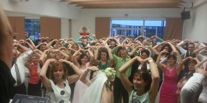 Hochzeitsmusik - Besetzung (mögl. Instrumente): weibliche Hauptstimme - Linz (Oberösterreich) - Heiße Partystimmung auf Hochzeit, Maturaball, Firmenfest und Event gewünscht?
Nimm 2 sorgt als Partyband auf Hochzeiten, Maturabälle, Firmenfeiern und Events für ausgelassen Stimmung.
Als Stimmungsmacher gilt die Partymusik auf Bälle, Gschnas, Faschingsparty, Open Airs und Weihnachtsfeiern.
Ihr bekommt von den MusikerInnen keine fertigen Playlists, weil jede Veranstaltung unterschiedlich und individuell ist!
Denn die gespielten Songs wählen wir als oberösterreichische Musikband  spontan aus.
Damit stellen wir uns auf unser Publikum möglichst perfekt ein.
Stimmungsgeladene Hits bringen die Tanzfläche zum Wackeln.
Das Lebensgefühl der 70er und 80er, 90er wird mit Leben erweckt.
Legendäre Discoknaller, packende Beats und Rockiges ertönt aus der Professionellen Anlage.
Musikwünsche gerne angenommen.
Unser Spaß an der Musik überträgt sich schnell auf das Publikum.
Denn das Erfolgskonzept als OÖ Partyband ist richtig gute Musik, Entertainment und beste Partylaune!
Das Duo hat eine langjährige Bühnenerfahrung, professionelle Performance und bestes Ton- und Lichtequipment.
Somit ist grandiose Stimmung auf jeder Party garantiert. - Nimm 2