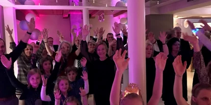 Hochzeitsmusik - Besetzung (mögl. Instrumente): weibliche Hauptstimme - Linz (Oberösterreich) - Heiße Partystimmung auf Hochzeit, Maturaball, Firmenfest und Event gewünscht?
Nimm 2 sorgt als Partyband auf Hochzeiten, Maturabälle, Firmenfeiern und Events für ausgelassen Stimmung.
Als Stimmungsmacher gilt die Partymusik auf Bälle, Gschnas, Faschingsparty, Open Airs und Weihnachtsfeiern.
Ihr bekommt von den MusikerInnen keine fertigen Playlists, weil jede Veranstaltung unterschiedlich und individuell ist!
Denn die gespielten Songs wählen wir als oberösterreichische Musikband  spontan aus.
Damit stellen wir uns auf unser Publikum möglichst perfekt ein.
Stimmungsgeladene Hits bringen die Tanzfläche zum Wackeln.
Das Lebensgefühl der 70er und 80er, 90er wird mit Leben erweckt.
Legendäre Discoknaller, packende Beats und Rockiges ertönt aus der Professionellen Anlage.
Musikwünsche gerne angenommen.
Unser Spaß an der Musik überträgt sich schnell auf das Publikum.
Denn das Erfolgskonzept als OÖ Partyband ist richtig gute Musik, Entertainment und beste Partylaune!
Das Duo hat eine langjährige Bühnenerfahrung, professionelle Performance und bestes Ton- und Lichtequipment.
Somit ist grandiose Stimmung auf jeder Party garantiert. - Nimm 2