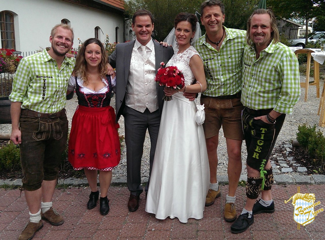 Hochzeitsband: Bavarian Tigers mit glücklichem Hochzeitspaar - Bavarian Tigers Hochzeitsband