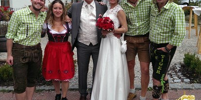 Hochzeitsmusik - Oberbayern - Bavarian Tigers mit glücklichem Hochzeitspaar - Bavarian Tigers Hochzeitsband