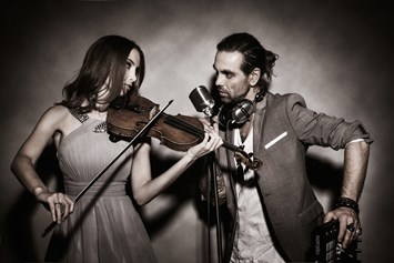 Hochzeitsband: DJ Plus LIveact (Violine, Gesang, Saxophon) - Violinistin Beatrix Löw-Beer