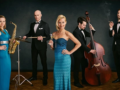 Hochzeitsmusik - Band-Typ: Sonstige - Wien-Stadt - SUGAR SKY ★★★
Partyband 🎉  Hochzeitsband 💍 Lounge- & Jazzband 🎼 
DJ Live-Act 🎧  | Wien, Österreich - SUGAR SKY 🎧  Party-, DJ-, Lounge- & Jazzband