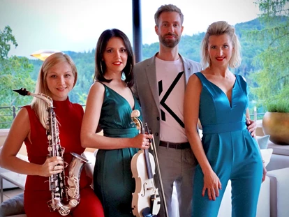 Hochzeitsmusik - Band-Typ: Sonstige - Wien-Stadt - SUGAR SKY ★★★
Partyband 🎉  Hochzeitsband 💍 Lounge- & Jazzband 🎼 
DJ Live-Act 🎧  | Wien, Österreich - SUGAR SKY 🎧  Party-, DJ-, Lounge- & Jazzband