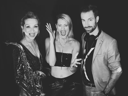 Hochzeitsmusik - Band-Typ: Sonstige - Wien-Stadt - SUGAR SKY ★★★
Partyband 🎉  Hochzeitsband 💍 Lounge- & Jazzband 🎼 
DJ Live-Act 🎧  | Wien, Österreich - SUGAR SKY 🎧  Party-, DJ-, Lounge- & Jazzband