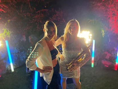 Hochzeitsmusik - Band-Typ: Sonstige - Wien-Stadt - SUGAR SKY ★★★
Partyband 🎉  Hochzeitsband 💍 Lounge- & Jazzband 🎼 
DJ Live-Act 🎧  | Wien, Österreich - SUGAR SKY 🎧  Party-, DJ-, Lounge- & Jazzband