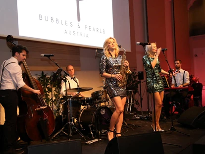 Hochzeitsmusik - Band-Typ: Sonstige - Wien-Stadt - SUGAR SKY ★★★
Partyband 🎉  Hochzeitsband 💍 Lounge- & Jazzband 🎼 
DJ Live-Act 🎧  | Wien, Österreich - SUGAR SKY 🎧  Party-, DJ-, Lounge- & Jazzband