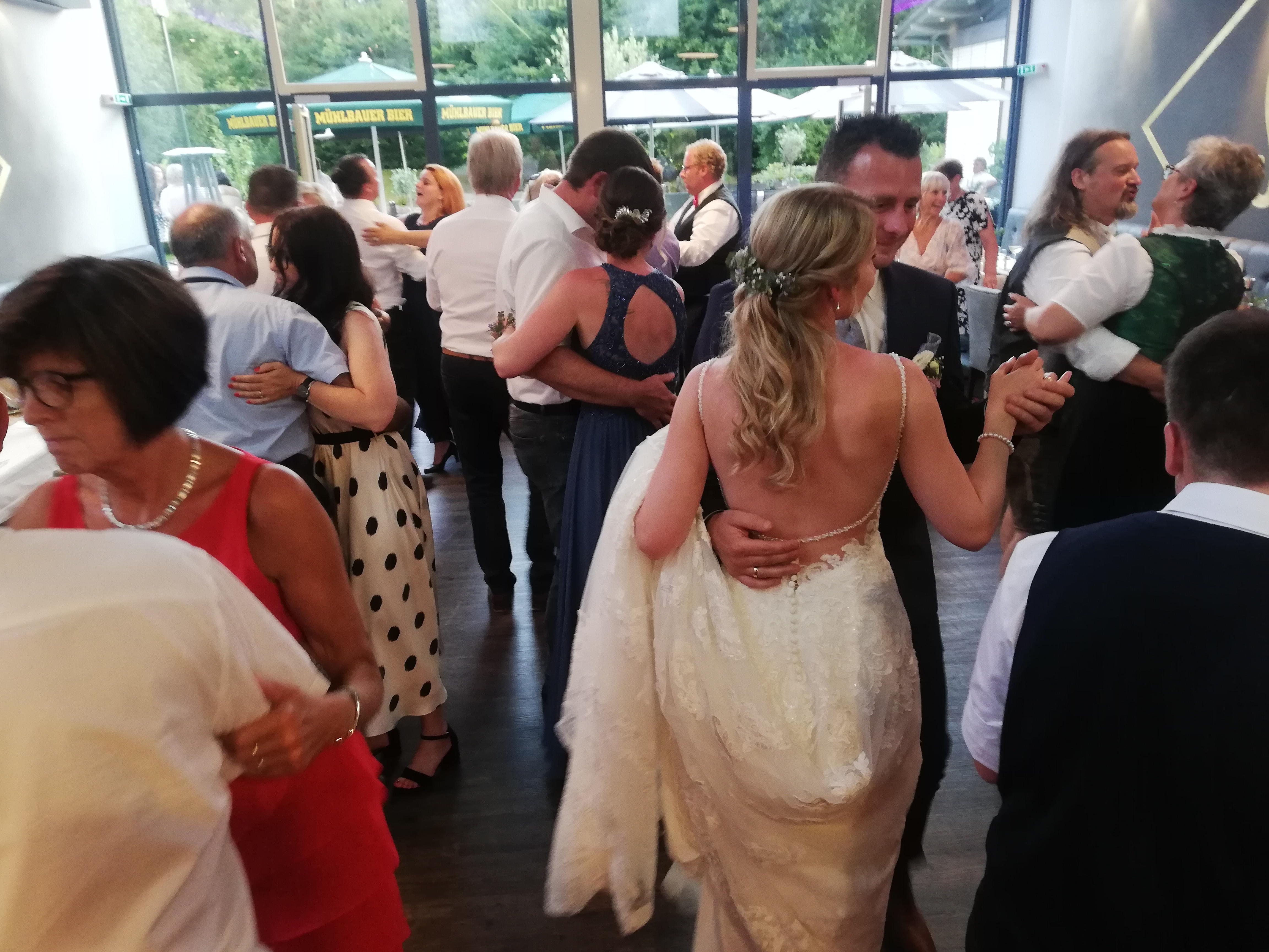 Hochzeitsmusik - Die Black & White Partyband sorgt auch auf eurer Hochzeitsfeier für auslassene Stimmung auf der Tanzfläche. - Black&White Partyband