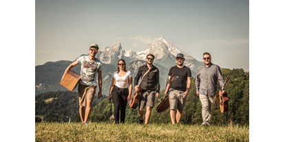 Hochzeitsmusik - Kitzbühel - BAM-Gruppenfoto von unseren Musiker links nach rechts: Andreas Angerer, Katrin Ilsanker, Mathias Leubner, Johannes Willeitner, Lukas Wagner - BAM - Berchtesgaden Acoustic Music