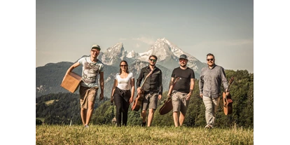 Hochzeitsmusik - Berchtesgadener Land - BAM-Gruppenfoto von unseren Musiker links nach rechts: Andreas Angerer, Katrin Ilsanker, Mathias Leubner, Johannes Willeitner, Lukas Wagner - BAM - Berchtesgaden Acoustic Music