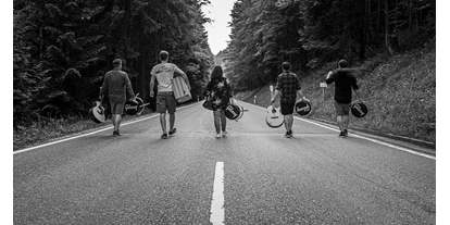 Hochzeitsmusik - Berchtesgadener Land - BAM Gurppenfoto auf der Rossfeld-Straße in schwarz/weiß - BAM - Berchtesgaden Acoustic Music