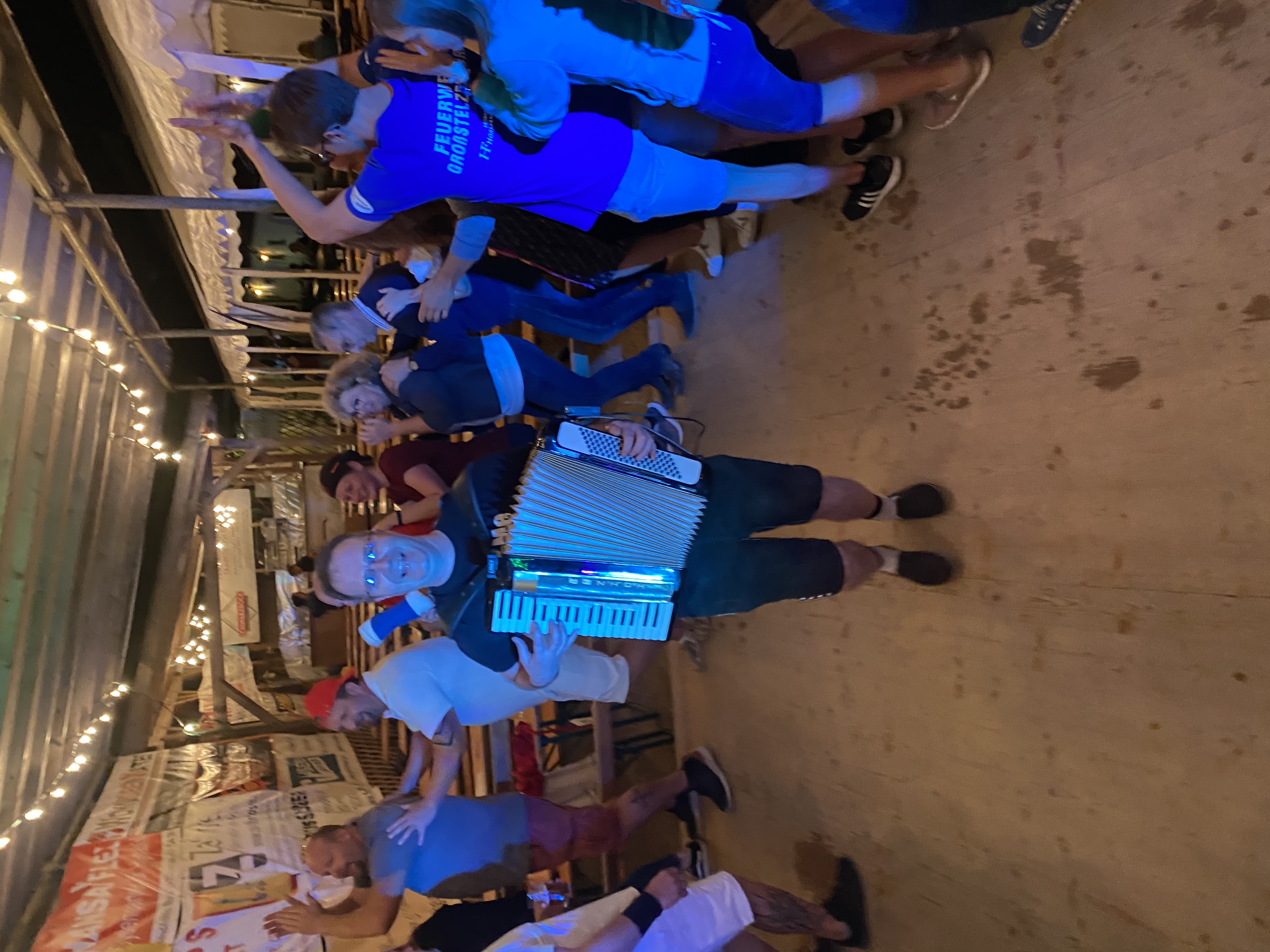 Hochzeitsband: Unser Herbert mit Vollgas bei der Polonäse  - Partyband Mia 2 3 4