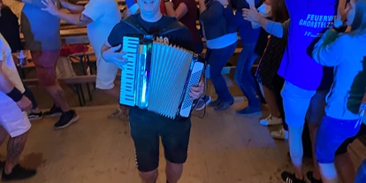 Hochzeitsmusik - Niederösterreich - Unser Herbert mit Vollgas bei der Polonäse  - Partyband Mia 2 3 4