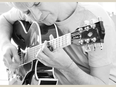 Hochzeitsband: Charlie Kager - holt die Band aus der Gitarre
