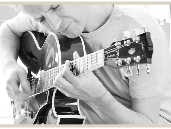 Hochzeitsband: Charlie Kager - holt die Band aus der Gitarre