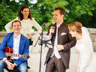 Hochzeitsband: DUOVOLARE - Charlie Kager mit der italienischen Sängerin Fausta Gallelli - Charlie Kager - holt die Band aus der Gitarre