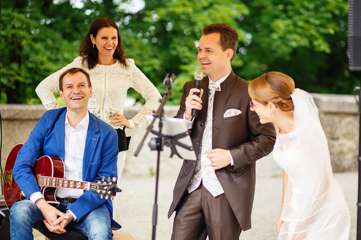 Hochzeitsband: DUOVOLARE - Charlie Kager mit der italienischen Sängerin Fausta Gallelli - Charlie Kager - holt die Band aus der Gitarre
