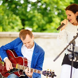 Hochzeitsband: DUOVOLARE - Charlie Kager mit der italienischen Sängerin Fausta Gallelli - Charlie Kager - holt die Band aus der Gitarre