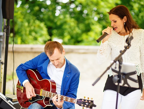 Hochzeitsband: DUOVOLARE - Charlie Kager mit der italienischen Sängerin Fausta Gallelli - Charlie Kager - holt die Band aus der Gitarre