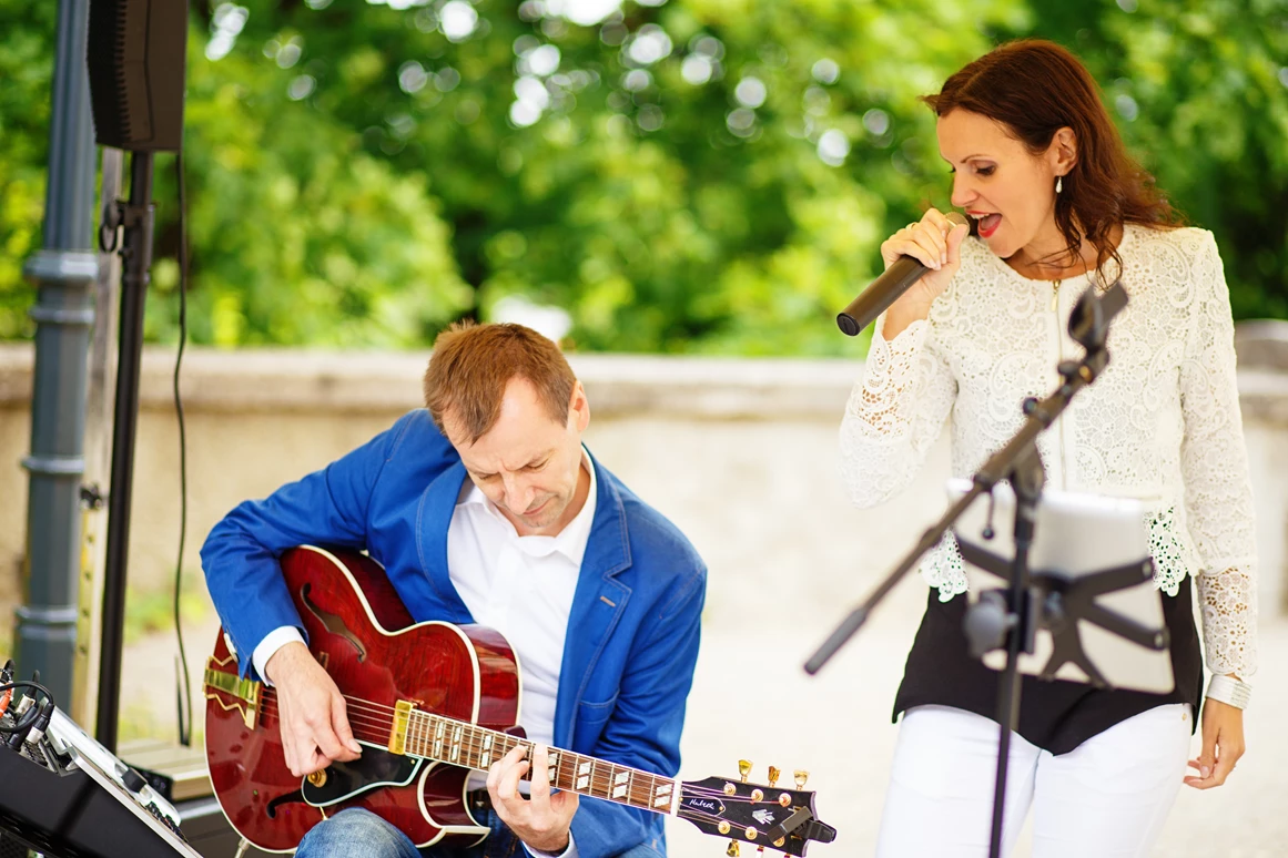 Hochzeitsband: DUOVOLARE - Charlie Kager mit der italienischen Sängerin Fausta Gallelli - Charlie Kager - holt die Band aus der Gitarre
