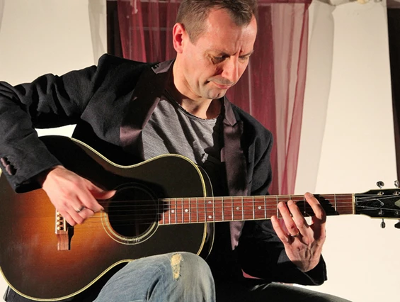 Hochzeitsband: Musikalische Einlage - Charlie Kager - holt die Band aus der Gitarre