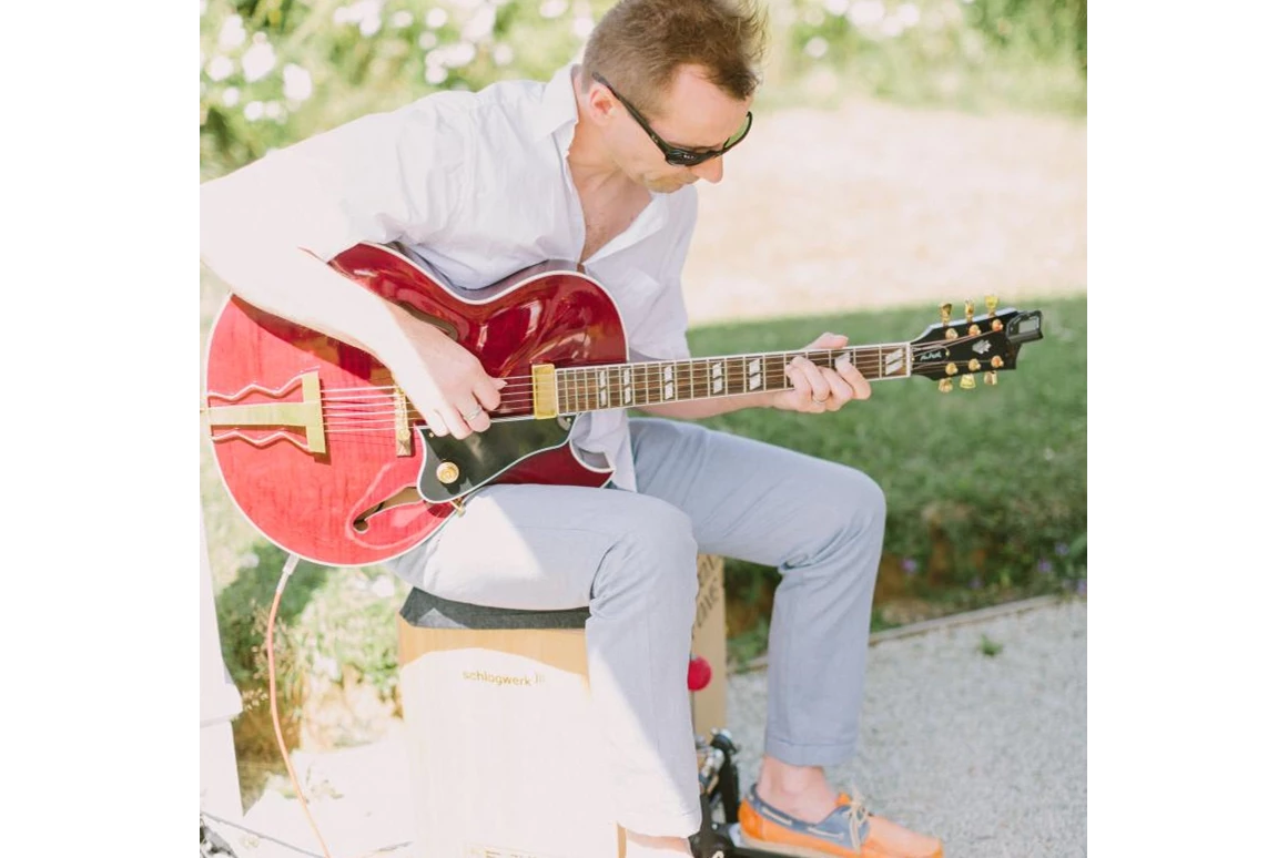 Hochzeitsband: Trauung im Pavillon - Charlie Kager - holt die Band aus der Gitarre