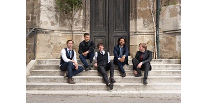 Hochzeitsmusik - Musikrichtungen: Independent - After Teatime - die Stammbesetzung (v.l.n.r.):
Florian Nemeth (Drums)
Ronald Müllner (Gitarre)
Klemens Patek (Vocals)
Navid Djawadi (Bass)
Lukas Schretzmayer (Keys) - After Teatime