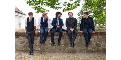 Hochzeitsmusik - Musikrichtungen: Independent - After Teatime - die Stammbesetzung (v.l.n.r.):
Klemens Patek (Vocals)
Florian Nemeth (Drums)
Navid Djawadi (Bass)
Lukas Schretzmayer (Keys)
Ronald Müllner (Gitarre) - After Teatime