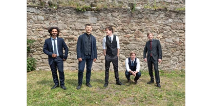 Hochzeitsmusik - Musikrichtungen: Independent - After Teatime - die Stammbesetzung (v.l.n.r.):
Navid Djawadi (Bass)
Ronald Müllner (Gitarre)
Klemens Patek (Vocals)
Florian Nemeth (Drums)
Lukas Schretzmayer (Keys) - After Teatime