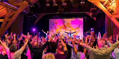 Hochzeitsmusik - Band-Typ: Quartett - Schweiz - Choreo mit Partygästen - pianobeat partyband