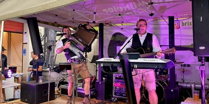 Hochzeitsmusik - Musikrichtungen: 70er - Innsbruck - Musikgruppe für Hochzeiten - Firmenfeier!
Zwei Musiker mit sehr viel Erfahrung dem richtigen Gespür für Stimmung Gemütlichkeit und Moderation einer Feier. - Jakob Ehammer