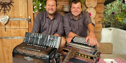 Hochzeitsmusik - Musikrichtungen: 70er - Innsbruck - Musikgruppe für Hochzeiten - Firmenfeier!
Zwei Musiker mit sehr viel Erfahrung dem richtigen Gespür für Stimmung Gemütlichkeit und Moderation einer Feier. - Jakob Ehammer