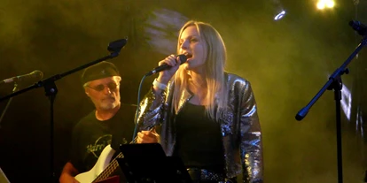 Hochzeitsmusik - PLZ 7011 (Österreich) - Mit ganzer Band oder als Solo Sängerin biete ich für jede Veranstaltung die perfekte Musik 🎵  - Michaela Brehme