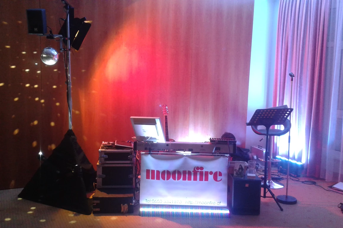 Hochzeitsband: ....mehr Platz brauchen wir nicht....
....unsere Spiegelkugel ist immer mit dabei...
....Anlage wird immer auf den Raum abgestimmt....
 - MOONFIRE