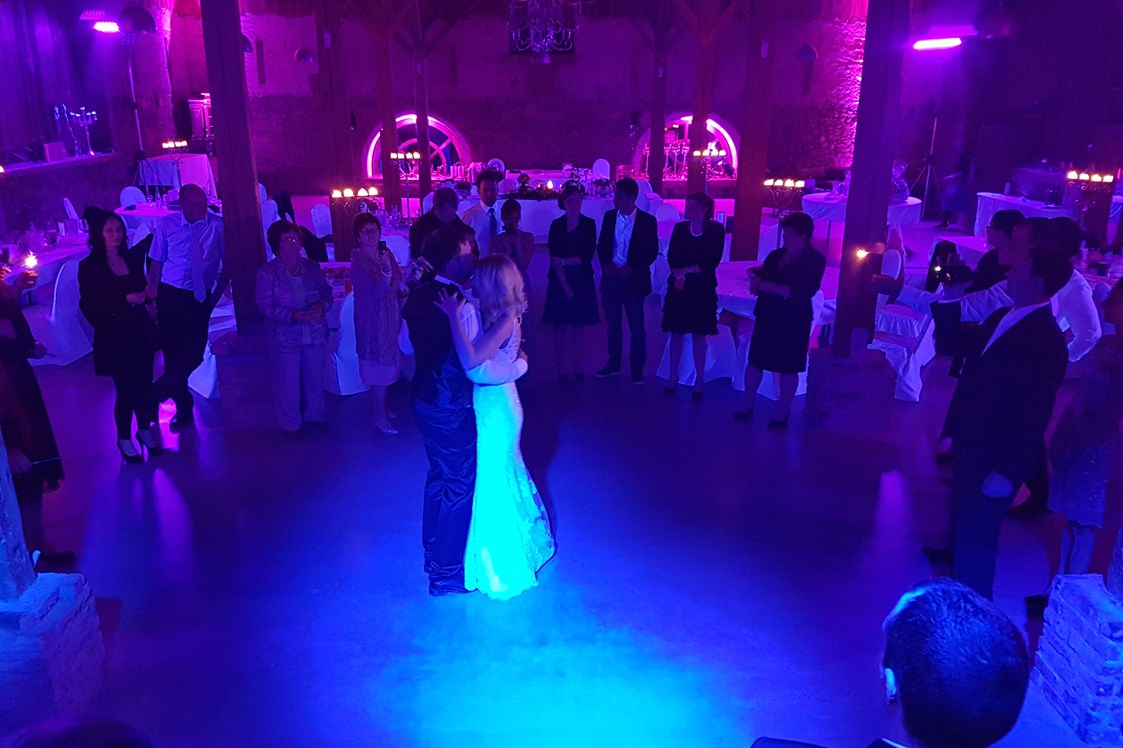 Hochzeitsband: Mitternachtstanzeinlage mit UV-Licht und Bodennebel - Partyhochzeitsmusik