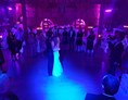 Hochzeitsband: Mitternachtstanzeinlage mit UV-Licht und Bodennebel - Partyhochzeitsmusik