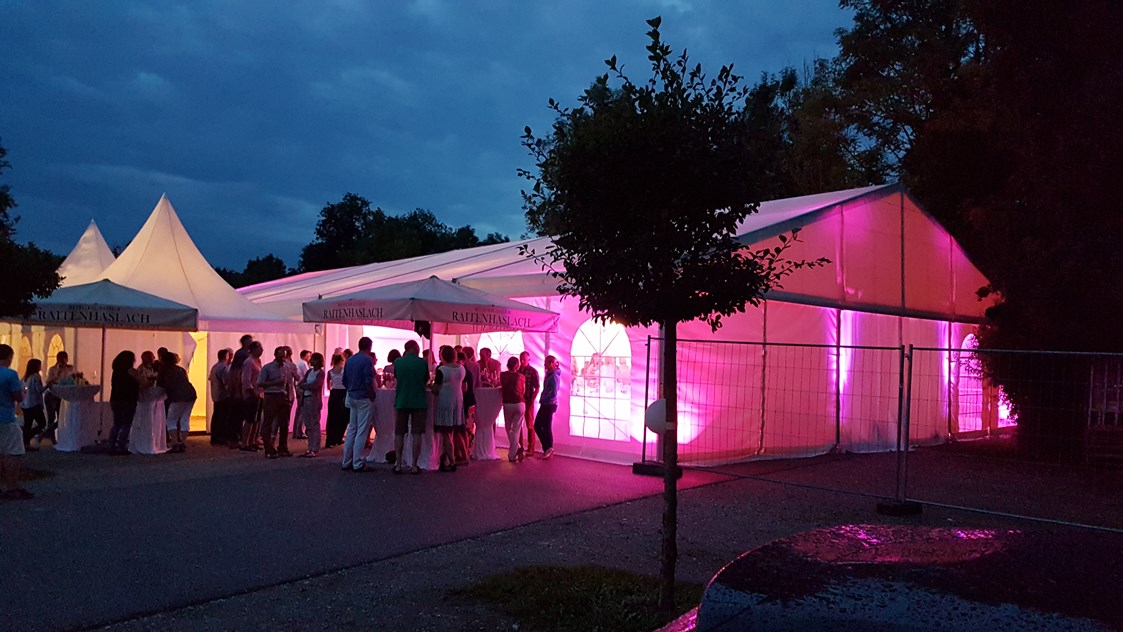 Hochzeitsband: Lichtgestaltung für Zelthochzeiten - Partyhochzeitsmusik