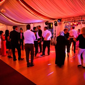 Hochzeitsband: Zelt in Roter Beleuchtung - Partyhochzeitsmusik
