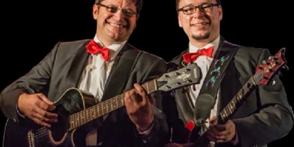 Hochzeitsmusik - PLZ 85104 (Deutschland) - Egal ob Galaoutfit oder ganz leger in Jeans mit Hemd. Das Duo 24U - Two For You hat immer das passende Outfit für Ihre Veranstaltung - 24U - Two For You