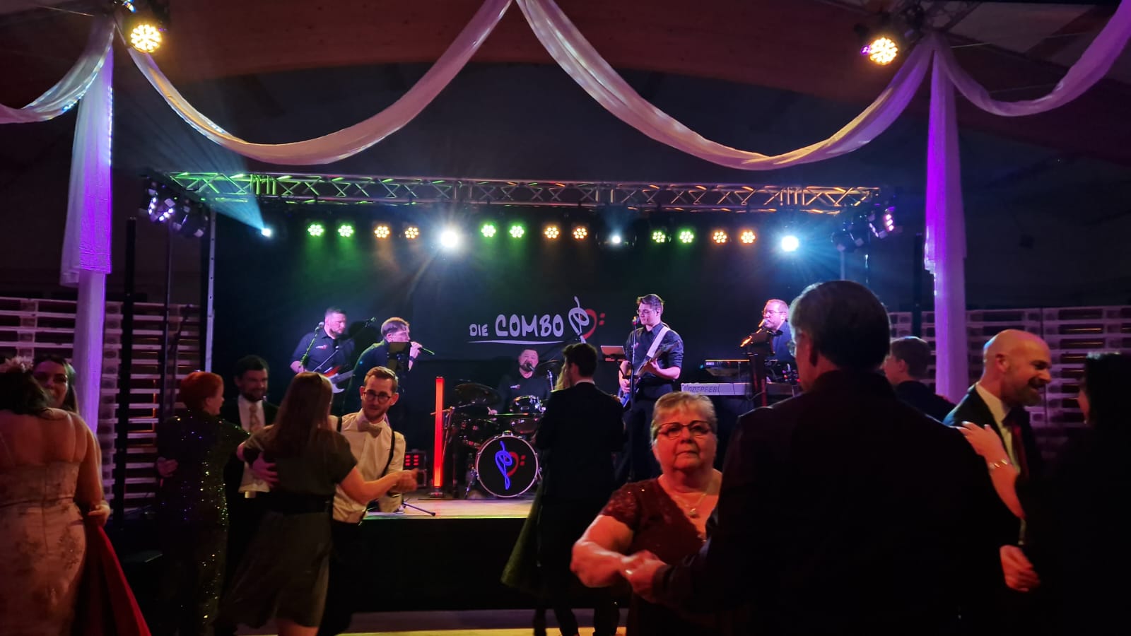 Hochzeitsmusik - Kosten für Agape/Sektempfang (1 Stunde): bis 300 Euro - Österreich - dieCOMBO 