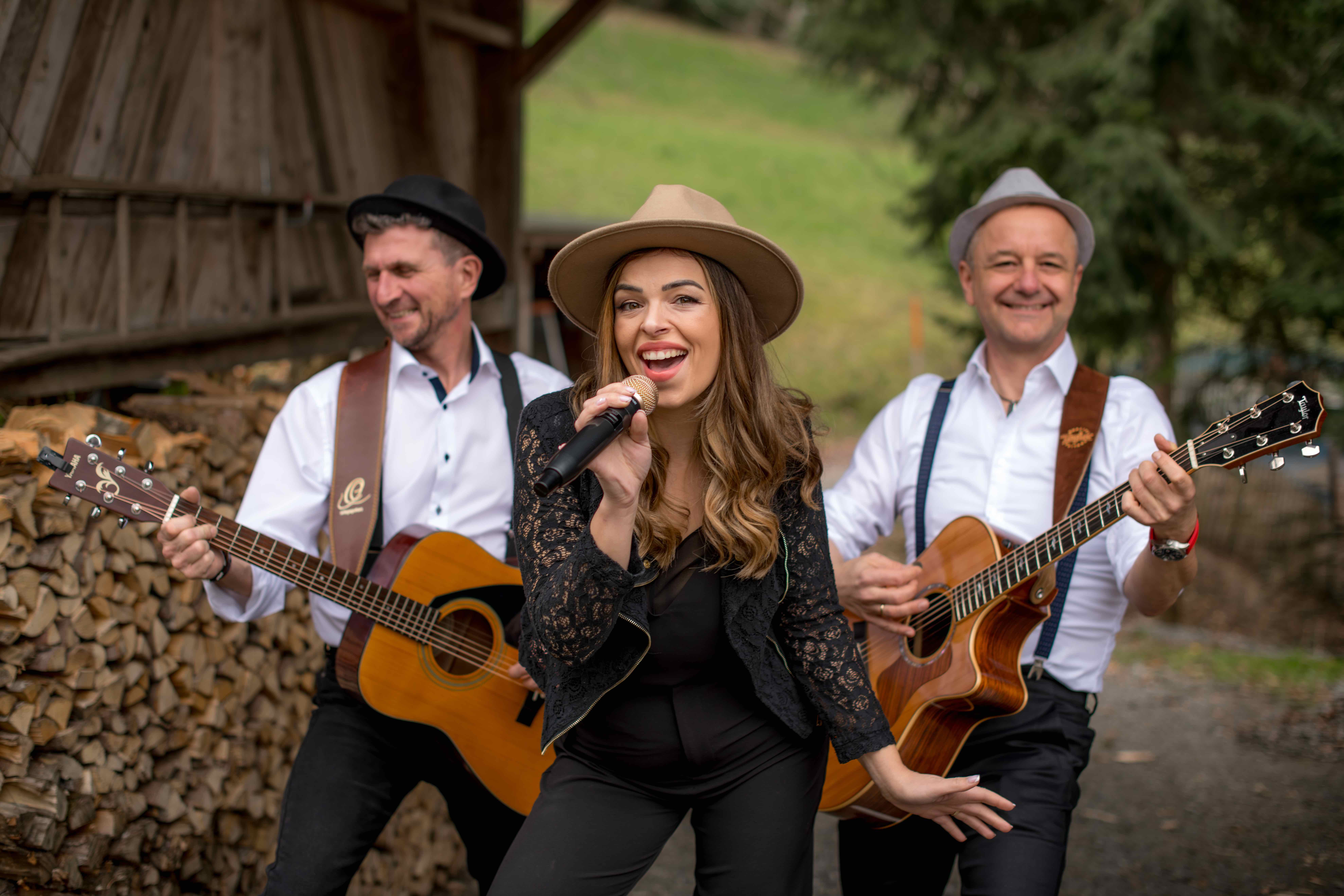 Hochzeitsmusik - Vorarlberg - Du suchst gute Laune und beste Stimmung für deine Hochzeit? Mit unserem Toprepertoire (70iger-90iger Partyhits, Standards, Schlager, Pop, Rock, Country, sowie aktuelle Charthits) sind wir Drei aus Vorarlberg die perfekte Partyband für deinen Event!
Ein unvergessliches Musikerlebnis ist garantiert! www.xlpartyband.at - X-Large Partyband