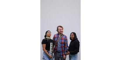 Hochzeitsmusik - Einstudieren von Wunschsongs - Steiermark - Cauchy
Gitarre, Klavier, Gesang und Percussion - Cauchy