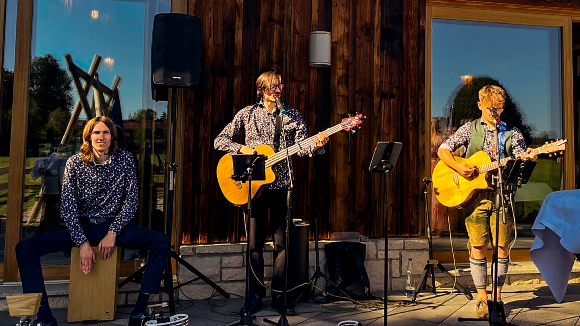 Hochzeitsmusik - Musikrichtungen: 90er - Oberbayern - Sektempfang - Moor or Less
